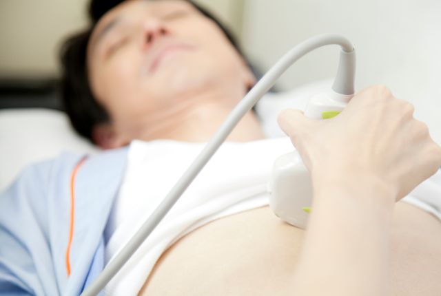 超音波検査中の男性